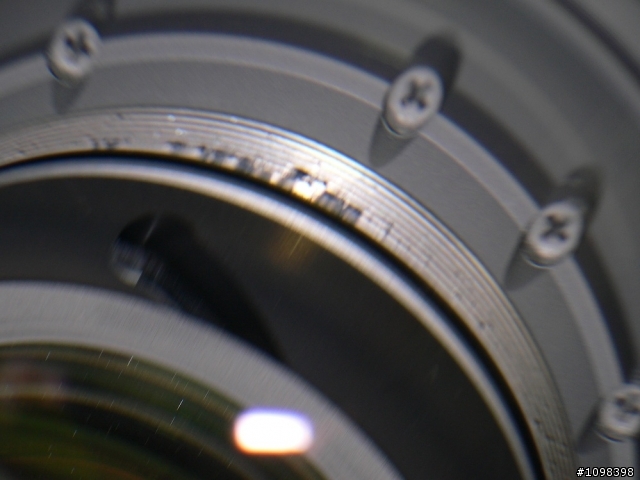 小黑六(70-200 VR II )的镜筒内螺纹毛糙还是铁屑？