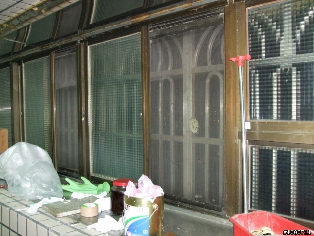 請教有關木地板、陽台和牆面空間的修繕問題和建議。