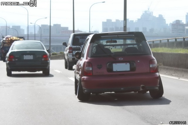 這個八字腳讓我嚇了好大一跳 - Nissan March