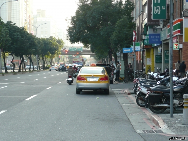 和平東路和新生南路交叉口天橋上的偷拍警察，請大家小心
