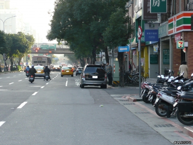 和平東路和新生南路交叉口天橋上的偷拍警察，請大家小心