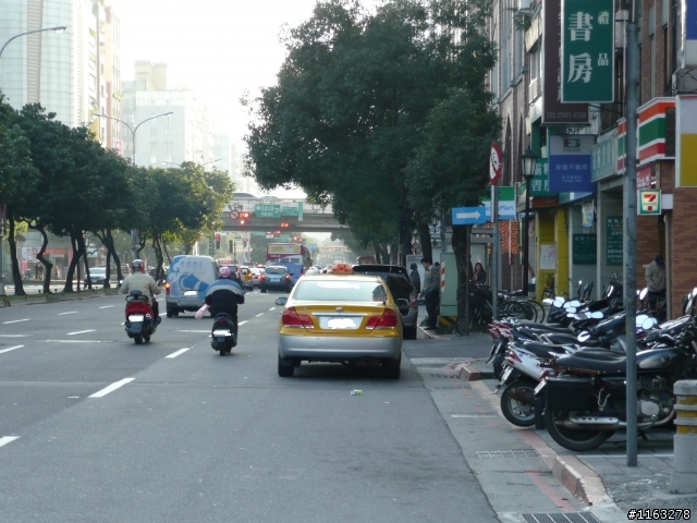 和平東路和新生南路交叉口天橋上的偷拍警察，請大家小心