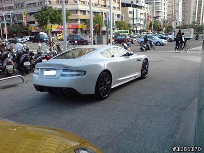 台中遇白色猛獸! aston martin DBS!