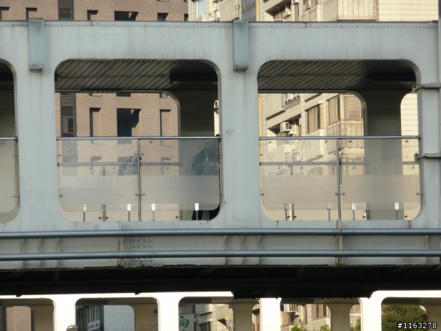 和平東路和新生南路交叉口天橋上的偷拍警察，請大家小心