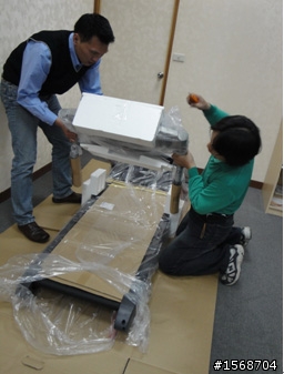 〔開箱〕公司同仁休閒用跑步機，西班牙的蠻屌的!
