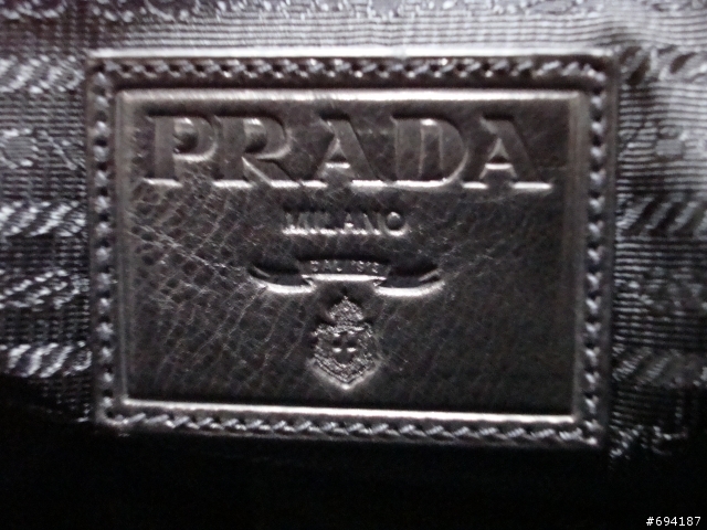 [開箱分享] 一直沒時間分享的 2008年 PRADA 包包...型號在22樓