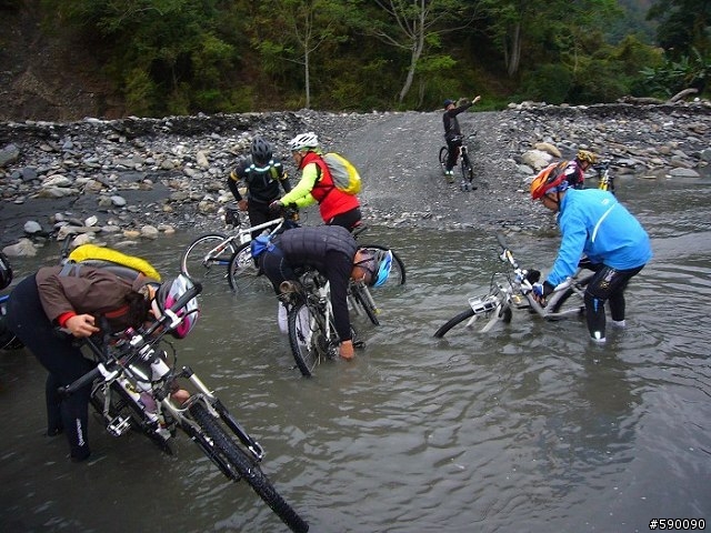 台中高鐵肉腳團也是真享受：武界石城谷二日遊