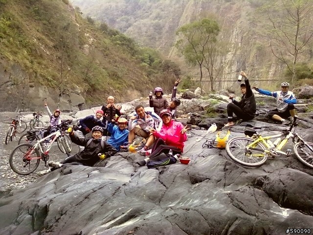 台中高鐵肉腳團也是真享受：武界石城谷二日遊