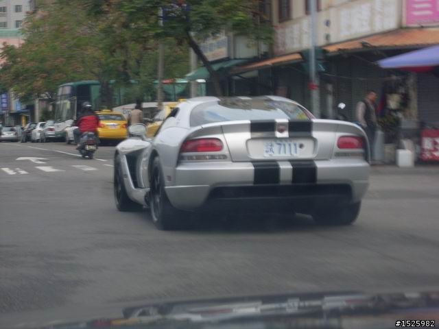 不知道是什麼車,超酷的,跑不贏他