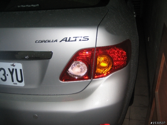 2010 年的ALTIS 尾燈顏色二邊顏色不一樣是正常的嗎?