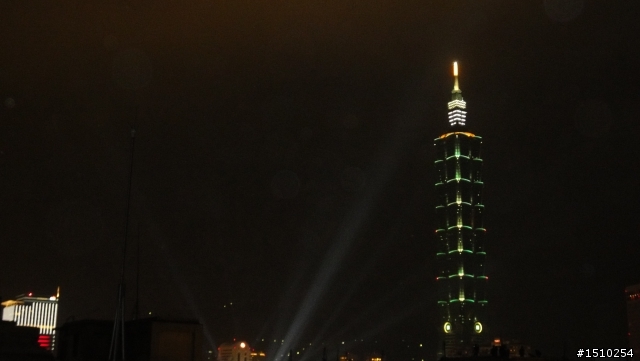 WX1在伸手不見五指的室外變夜拍"亡"者了
