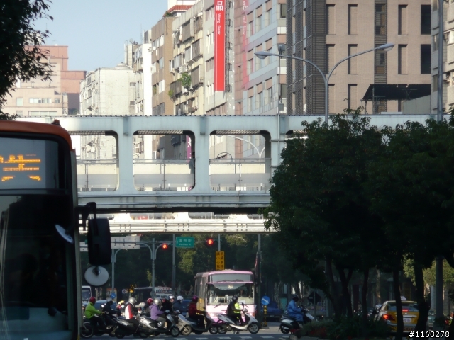 和平東路和新生南路交叉口天橋上的偷拍警察，請大家小心