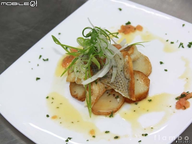 [烹飪分享] 香煎鱸魚佐檸檬奶油醬汁 & 西班牙洋芋千層派