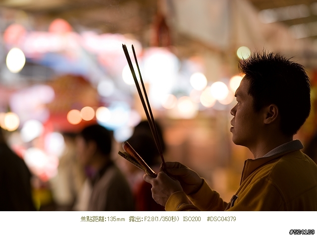 Alpha & Zeiss 135mm眼中的年貨大街 - 打拚群像