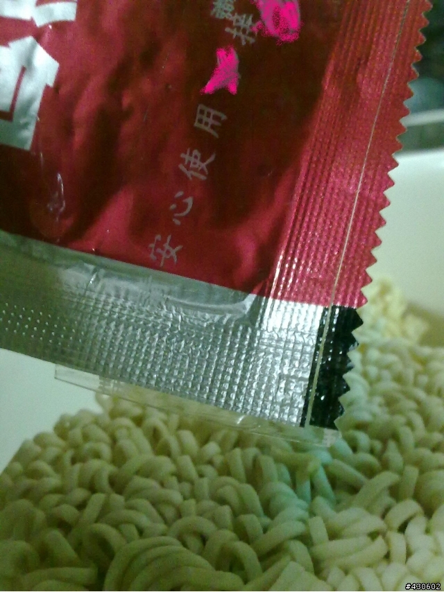 '泡麵'瑕疵品 ? 接續用膠帶 請安心使用  有沒有人看過啊!!