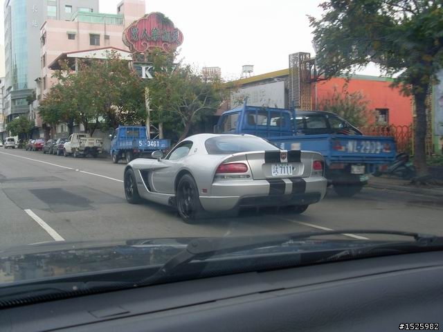 不知道是什麼車,超酷的,跑不贏他