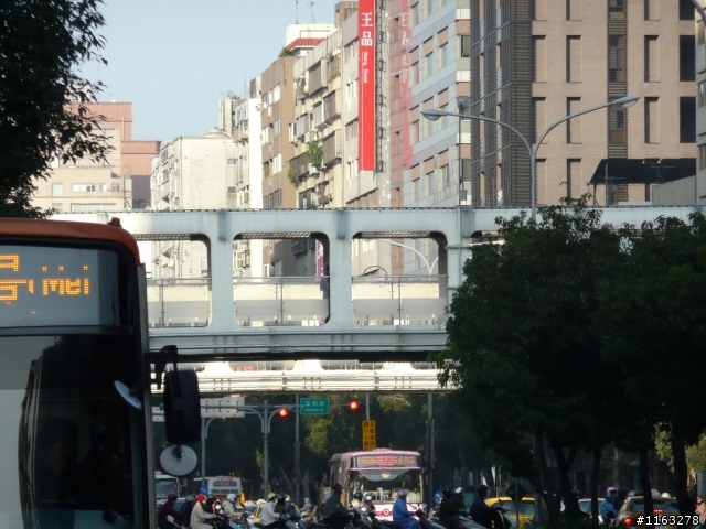 和平東路和新生南路交叉口天橋上的偷拍警察，請大家小心