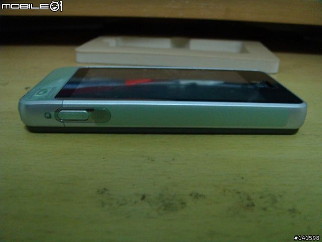 LG GD510最迷你的 3 吋觸控螢幕手機