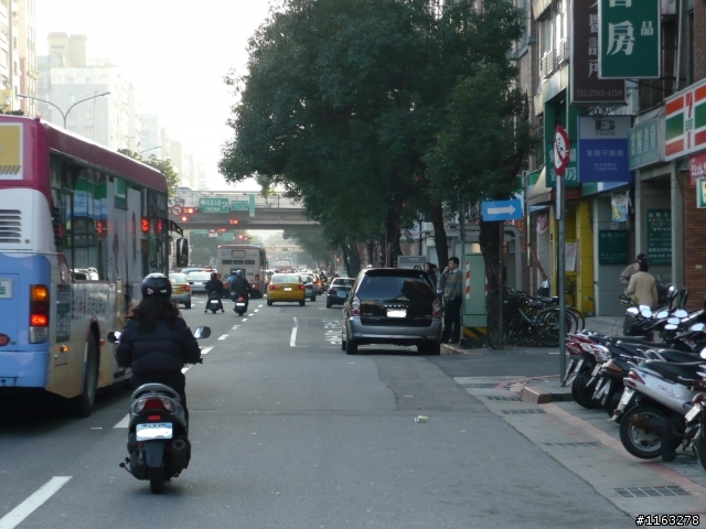 和平東路和新生南路交叉口天橋上的偷拍警察，請大家小心