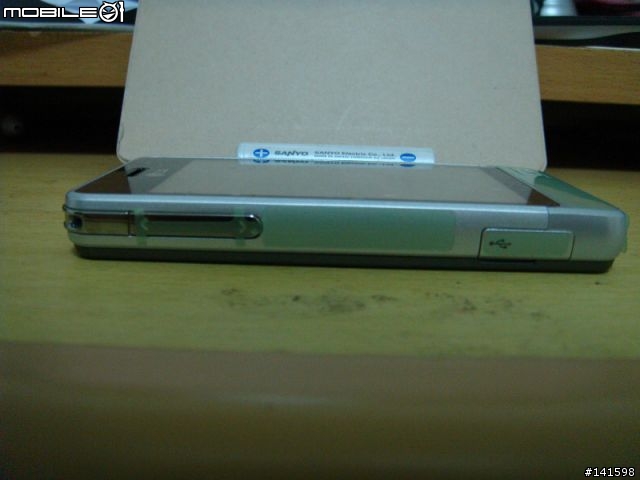 LG GD510最迷你的 3 吋觸控螢幕手機