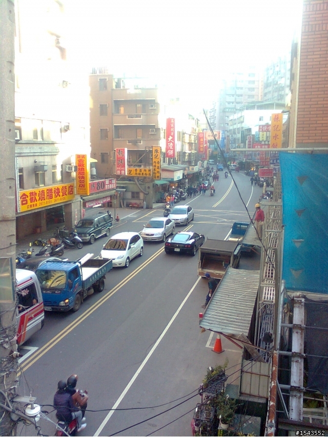 這輩子第一次看到在路上跑的馬