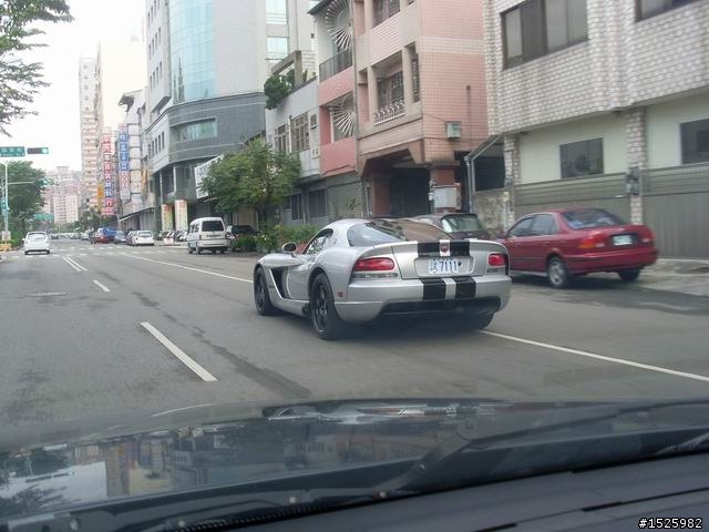 不知道是什麼車,超酷的,跑不贏他