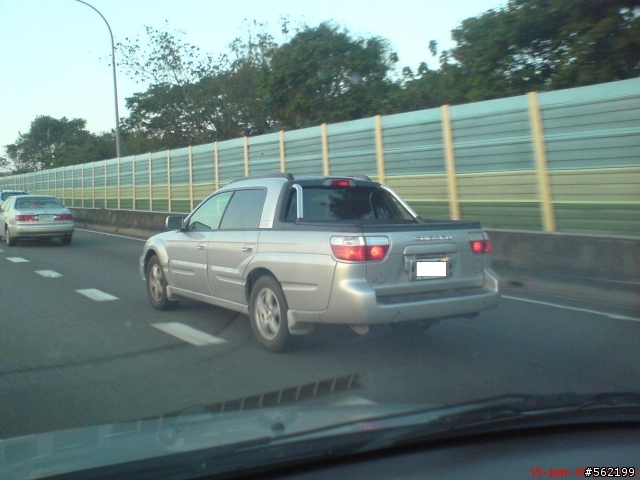 今天路上巧遇超稀有SUBARU PICK UP -- BAJA