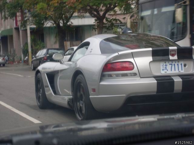 不知道是什麼車,超酷的,跑不贏他