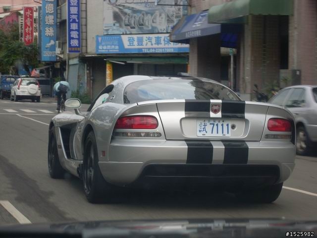 不知道是什麼車,超酷的,跑不贏他
