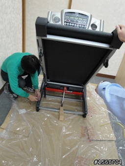 〔開箱〕公司同仁休閒用跑步機，西班牙的蠻屌的!
