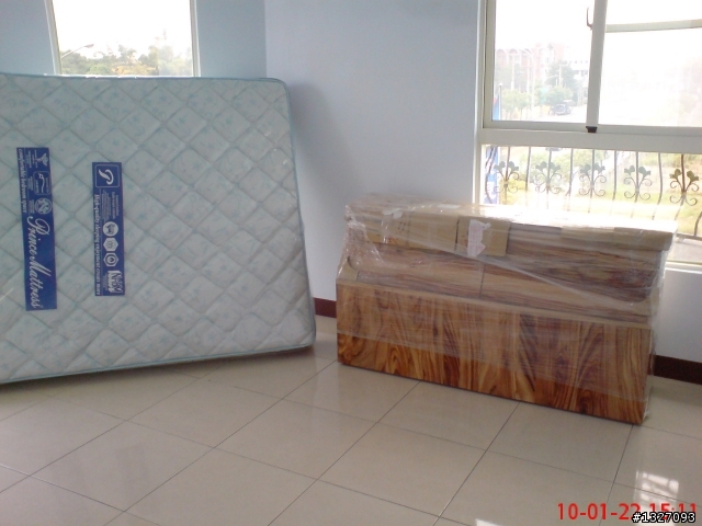 分享  台灣樟木的原木傢俱床組製作