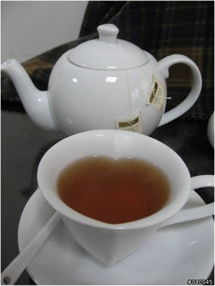 [分享] 昨天收到的和心屋愛心茶具組 光拿著就好感動