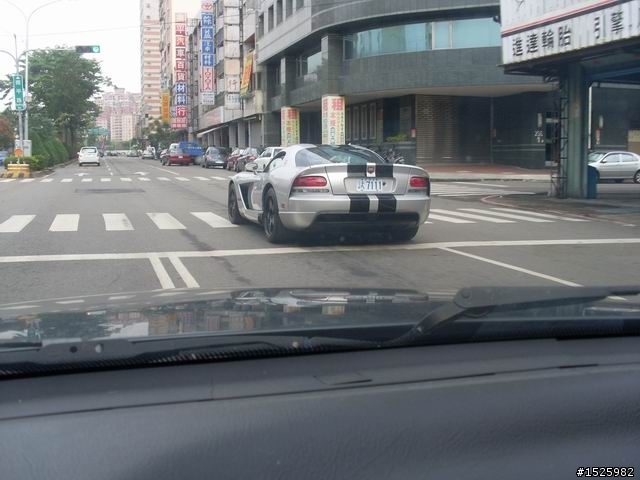 不知道是什麼車,超酷的,跑不贏他