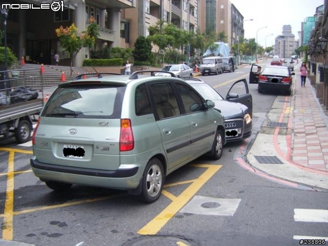 我的MM與AUDI(不知道哪款車)對撞之後的樣子