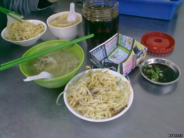 永康二王炮校對面，池家新營豆菜麵
