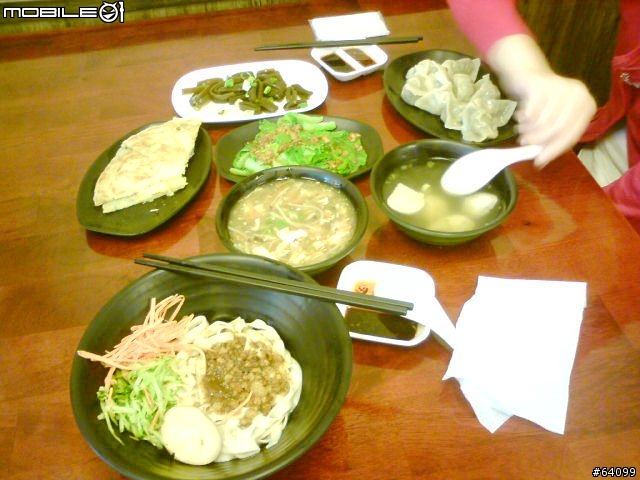 [分享] 有趣桌別，一口萬水餃館