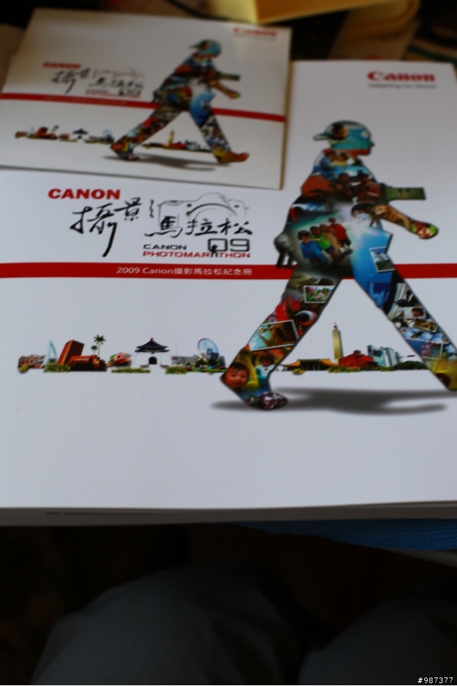 剛收到的包裏－Canon馬拉松紀念冊