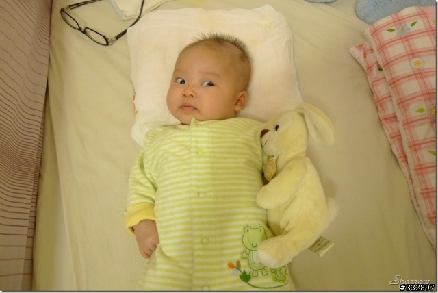 我們家妹妹三個月的玩具~來跟貼稿怪、搞笑Baby照~