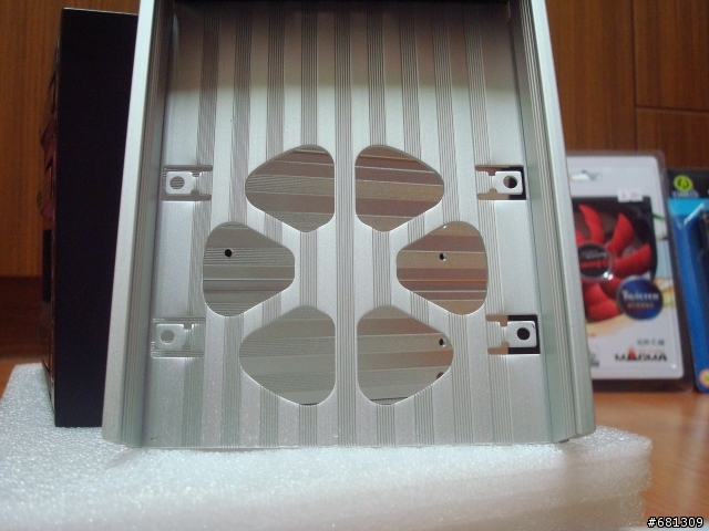 個人陣列伺服器分享~I7 920+ASUS P6X58D Permium+12GB DDR3 1600