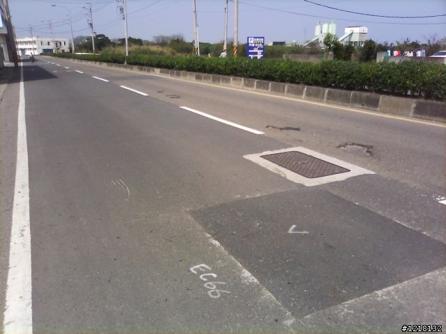 一整條路都是補釘與人孔 摔了車還好沒被輾死
