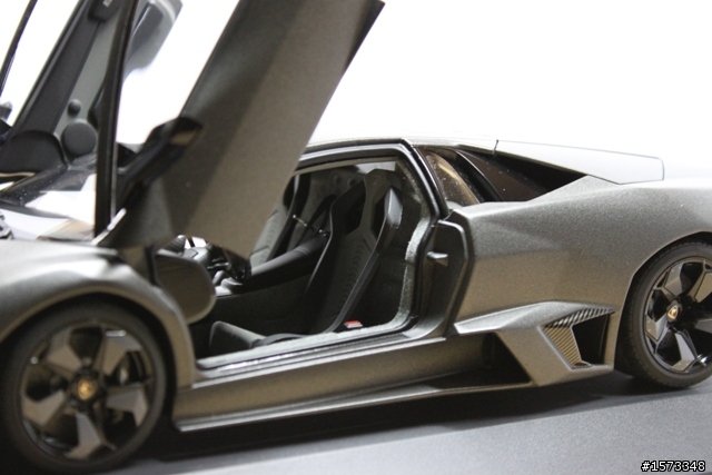 貼地飛行的怪獸 Lamborghini Reventon [1:18] 超熱血開箱