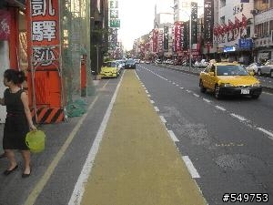 民生路自行車道問題多