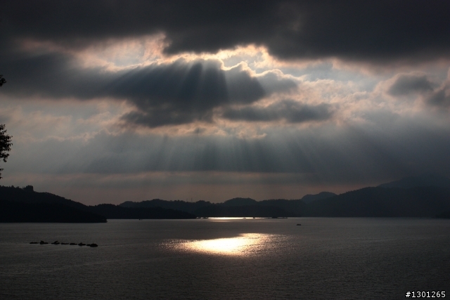 日月潭湖畔巧遇耶穌光～+後製