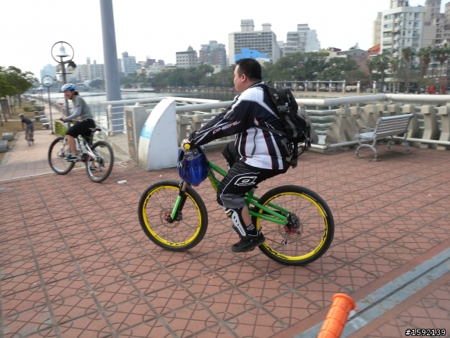 女生成為壽山的焦點林道越野不是問題