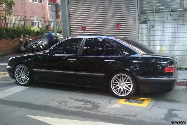W210 Carlsson look 下包包覆卡夢貼紙 (看慣新車者請勿進入)