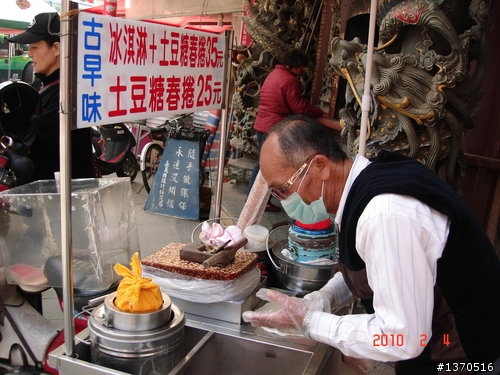 今天我又去《水仙宮》看修復古蹟的台藝大阿妹.....