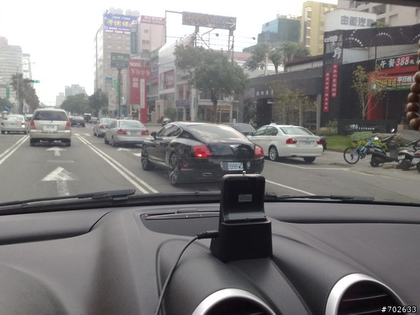 巧遇Bentley,有錢真好!
