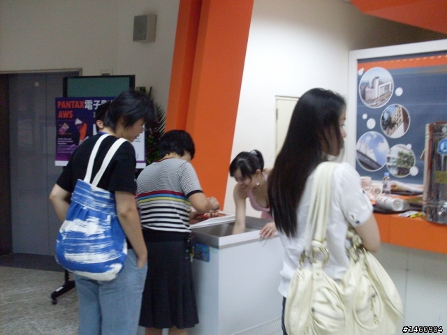 當男性的食與色能一次免費滿足時，真幸福啊！（2/2晚重新裁圖）