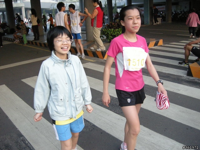 [分享]2010臺南古都馬拉松~小六女參加10.4公里 19歲組~第四名~YA