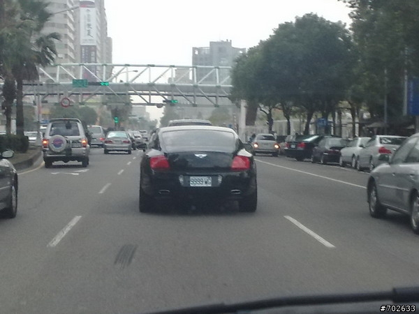 巧遇Bentley,有錢真好!